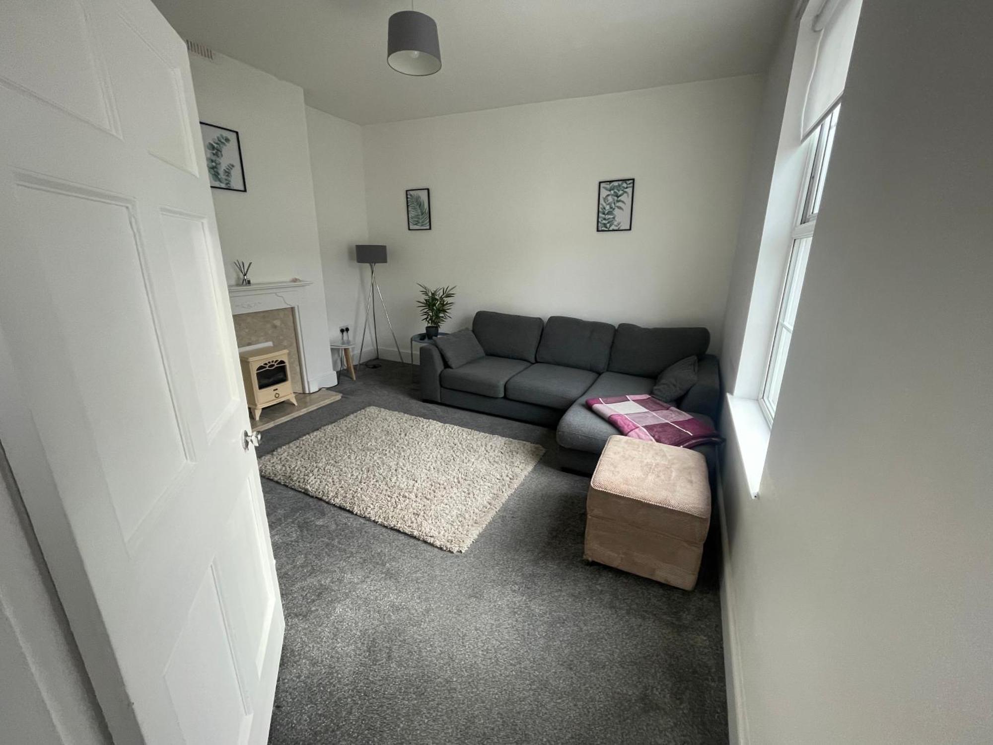 2 Bed Complete With Bedding And Towels *