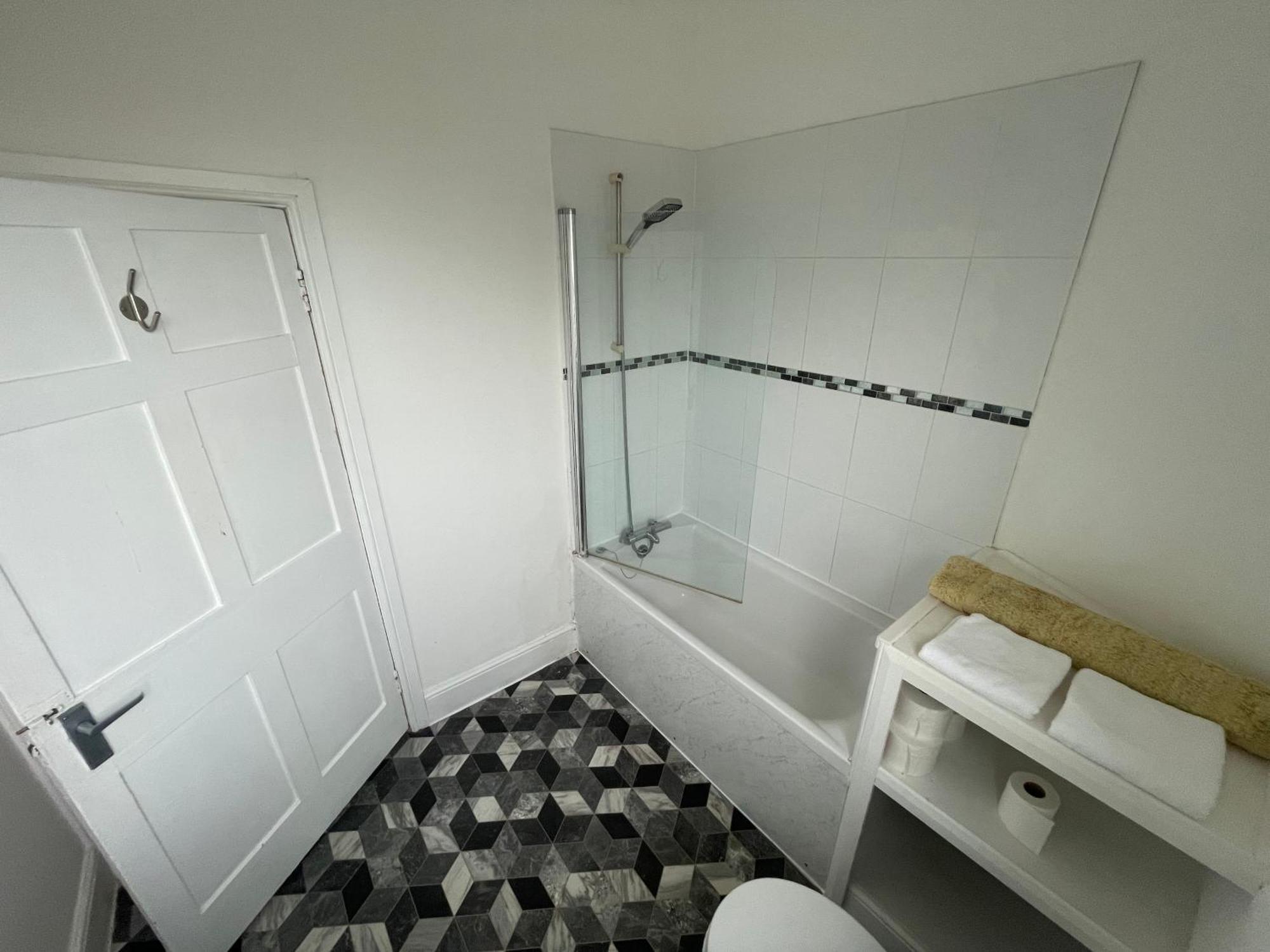 2 Bed Complete With Bedding And Towels Apartment *