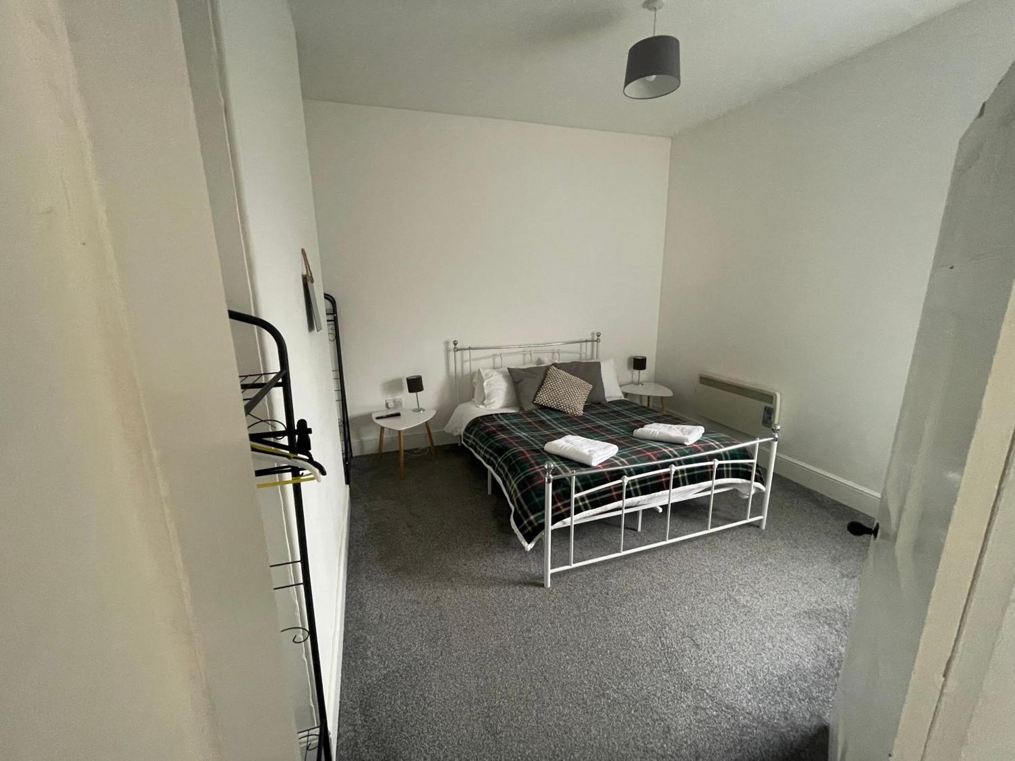 2 Bed Complete With Bedding And Towels *