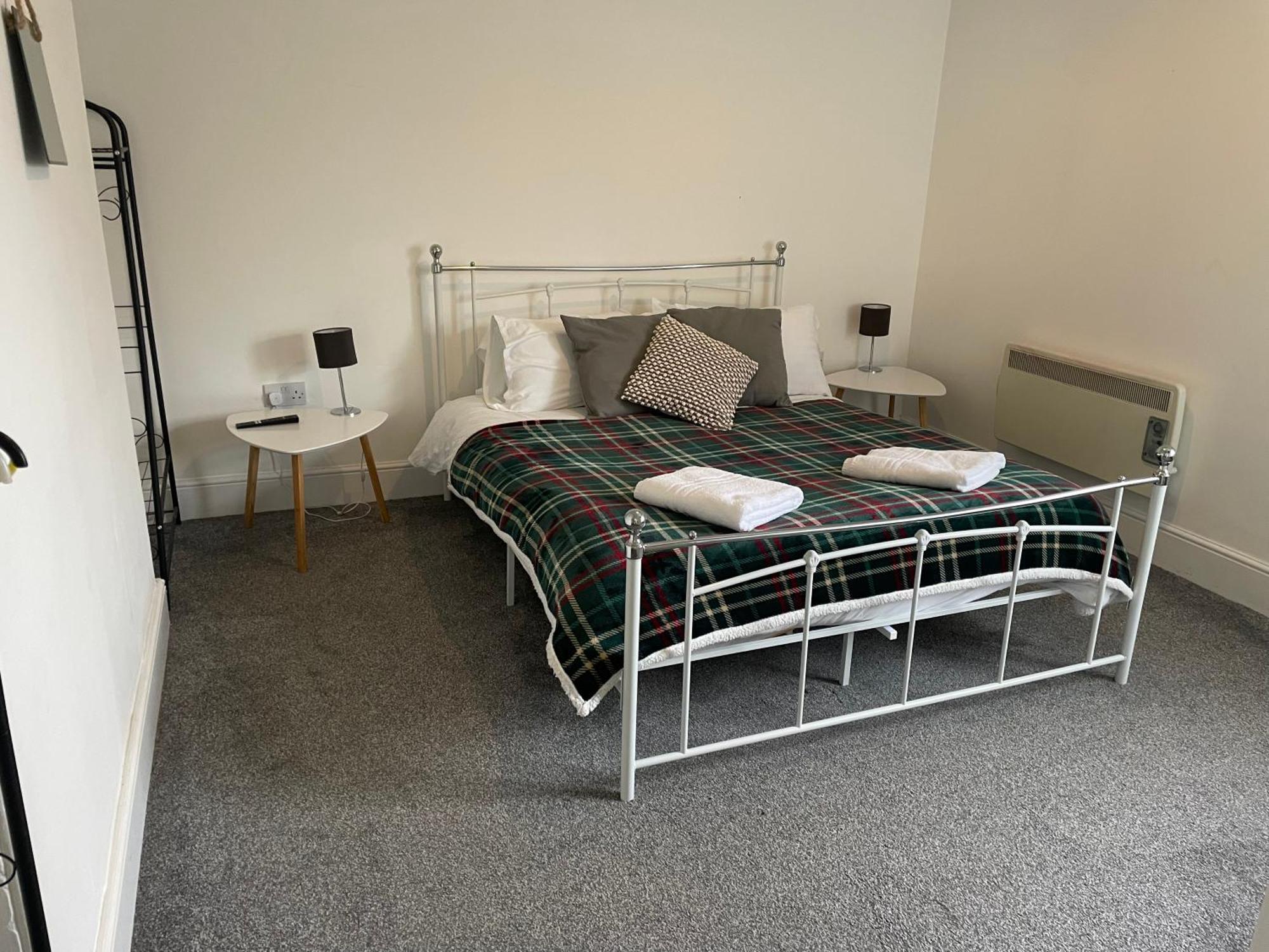 2 Bed Complete With Bedding And Towels Wellington (Shropshire)