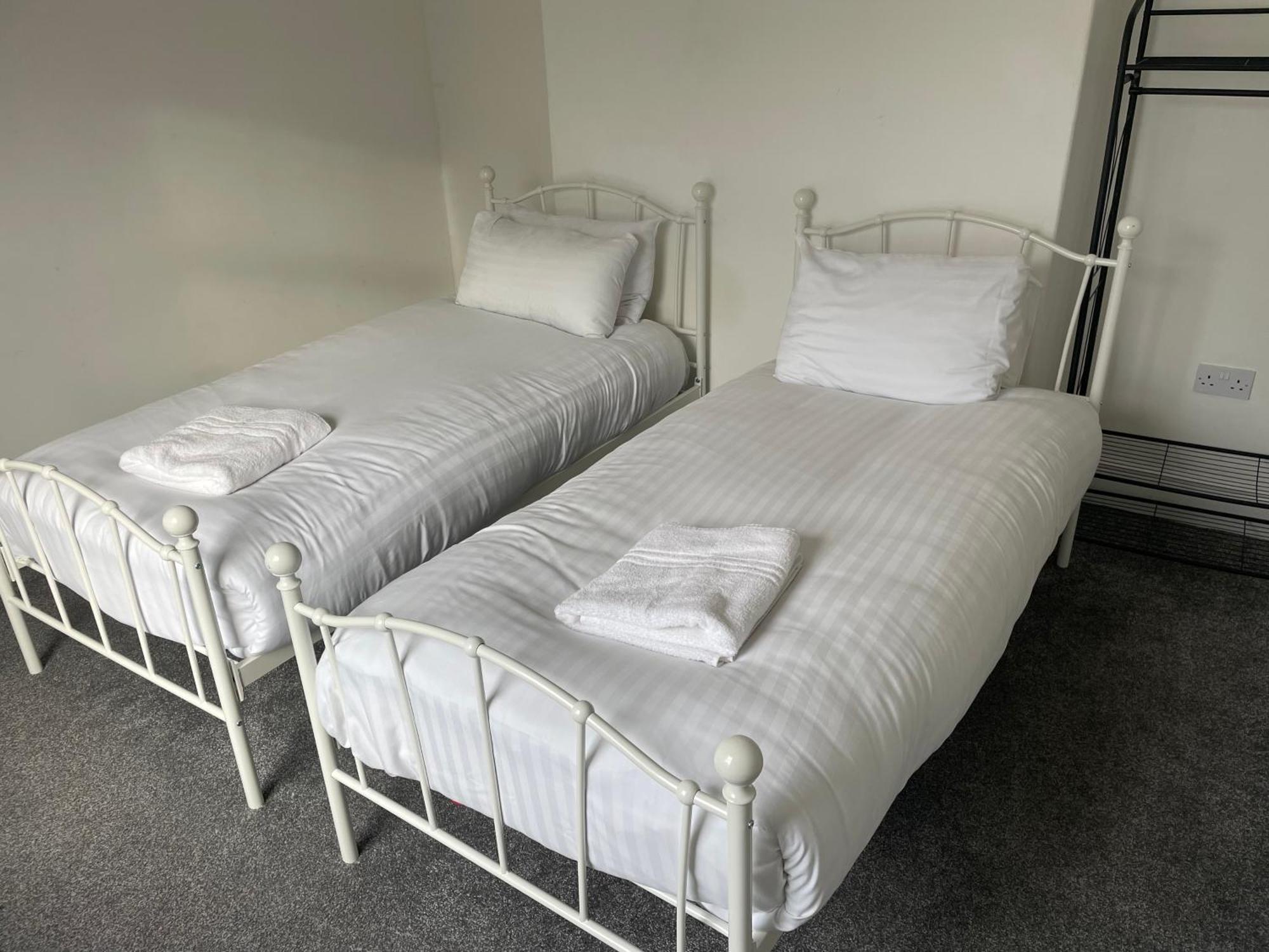 2 Bed Complete With Bedding And Towels * Wellington (Shropshire)