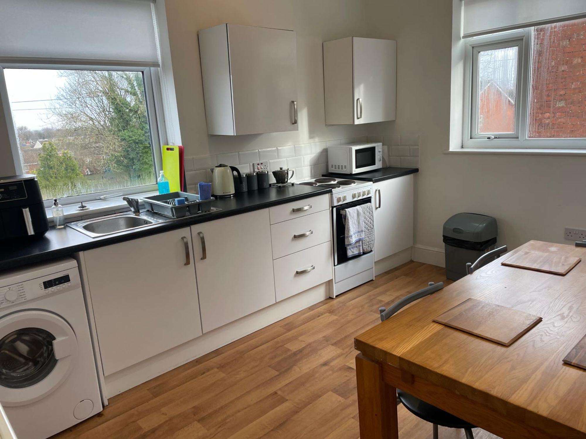 2 Bed Complete With Bedding And Towels Apartment