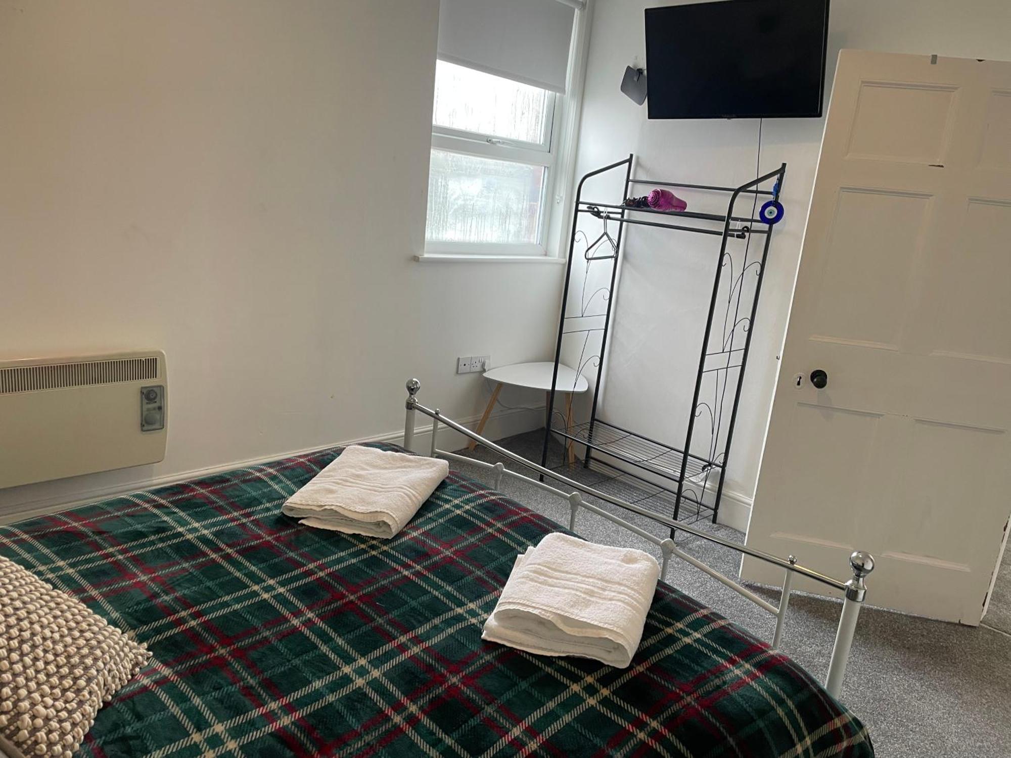 2 Bed Complete With Bedding And Towels * Wellington (Shropshire)